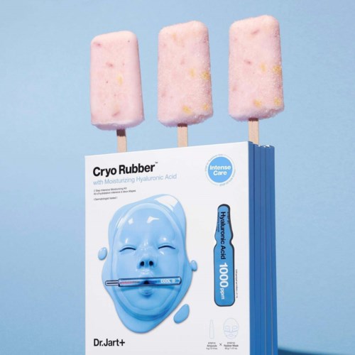Tre rosa glass formar med små gula bitar ovanför en blå och vit box som heter "Cryo Rubber."