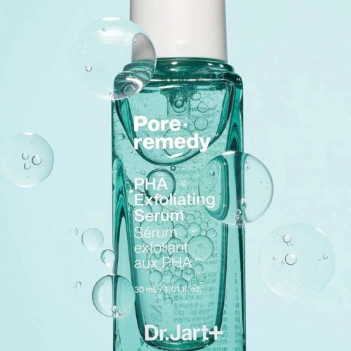 Eine klare Flasche mit dem Aufdruck 'Pore remedy PHA Exfoliating Serum' mit Wasser und Blasen.