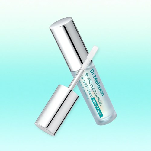 Een kleine blauwe fles met witte pipetdop, gemerkt Dr. Meloxiin, gebruikt voor huidzorg.