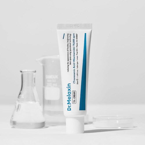 Een witte tube met de label Dr. Melaxin en blauwe tekst staat voor laboratoriumglaswerk op een witte achtergrond.