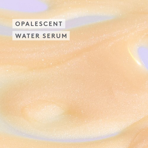 Opalescerende vannserum etikett med en skinnende, kremaktig bakgrunn og myke pastellfarger.