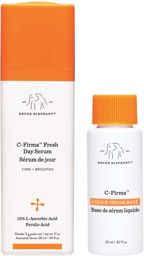 To flasker med hudpleieprodukter med oransje korker, merket som Drunk Elephant C-Firma serum og væske SPF-basis.