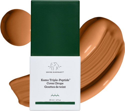 Grön och vit förpackning för Drunk Elephant Kamo Triple-Peptide Cover Drops med en droppe foundation och en provstrykning på vit bakgrund.