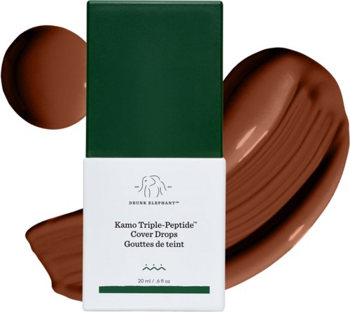 Grön och vit förpackning av Drunk Elephant Kamo Triple-Peptide Cover Drops med krämigt brunt foundation på.