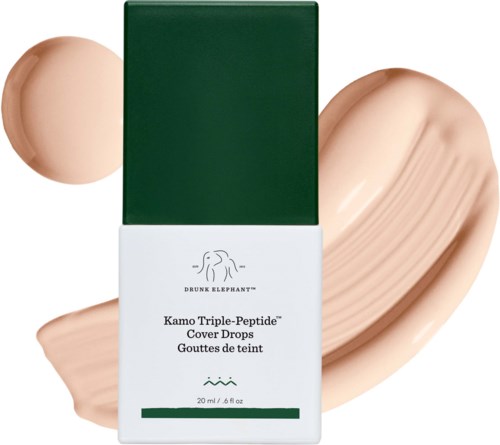 En vit och grön förpackning av Drunk Elephant Kamo Triple-Peptide Cover Drops, med beige foundationsvartar runt om.