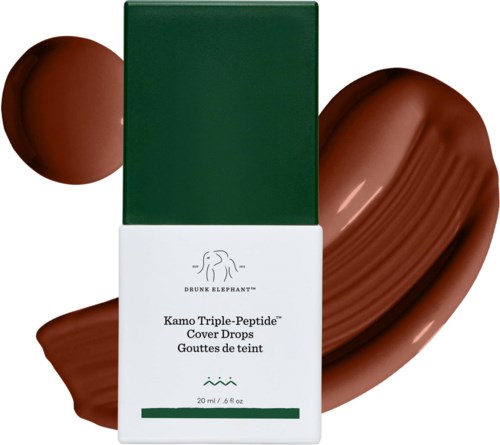 Kamo Triple-Peptide Cover Drops hudvårdsprodukt i vit- och grön förpackning, omgiven av bruna nyanser av foundation eller produkt.