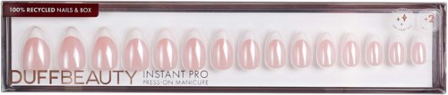Pudełko z sztucznymi paznokciami w jasnym różu, oznaczone DUFFBEAUTY, do manicure. Pudełko twierdzi, że paznokcie są recyklingowe.