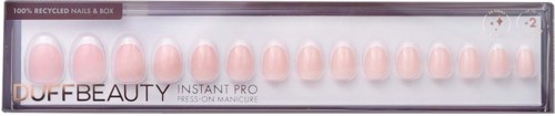 En låda med nageltippar i ljus rosa, märkt som återvunna naglar, från DUFFBEAUTY, avsedda för klistra på-manikyr.