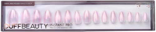En æske med pink, genbrugte, selvklæbende negle til manicure, mærket DUFFBEAUTY INSTANT PRO.