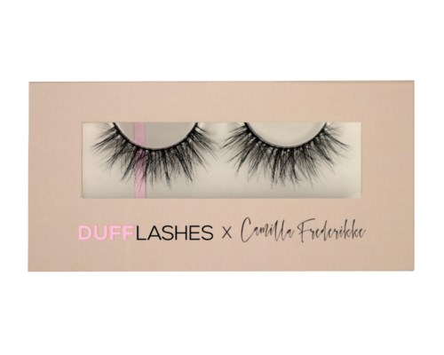 Det här är en box med false eyelashes med rosa, svarta och vita förpackningar, märkt "DUFF LASHES x Camilla Frederikke."