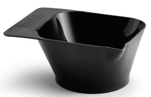 En svart plastbehållare med lock, troligen för mat eller takeaways.