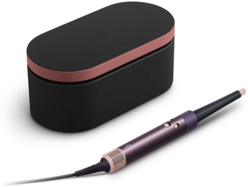 En krølltang med svart og rosa etui ved siden av på en hvit overflate.