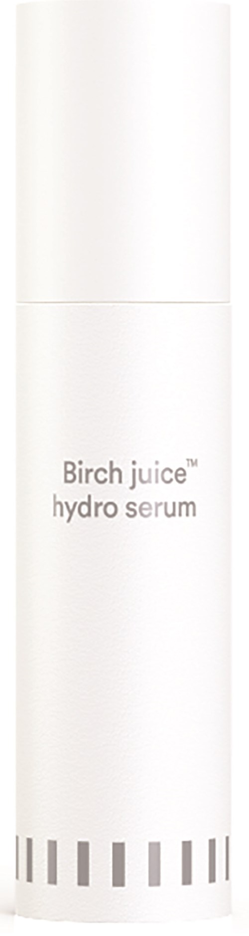 En vit flaska med enkel grå text som säger "Birch juice hydro serum". Den har en minimalistisk design med vertikala ränder nära botten.