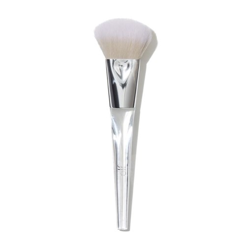 En makeuppensel med tydligt handtag och mjuka, vita borstar.