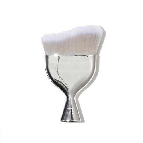 En make-up borste med ett glänsande silverhandtag och vita borst.