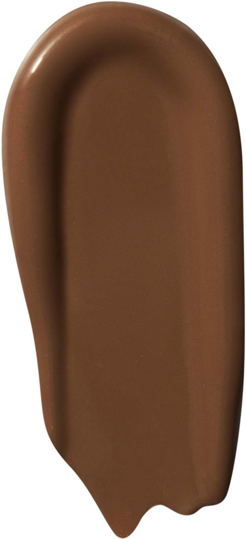 En brun kladd av ett krämigt ämne med en rund form och en lätt glans på toppen.