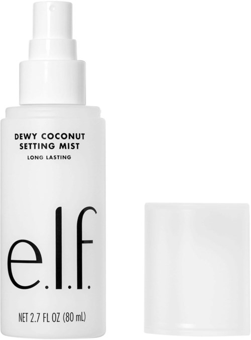 En vit flaska märkt 'e.l.f.' med spraymunstycke, innehållande Dewy Coconut Setting Mist. Locken är borttagen.