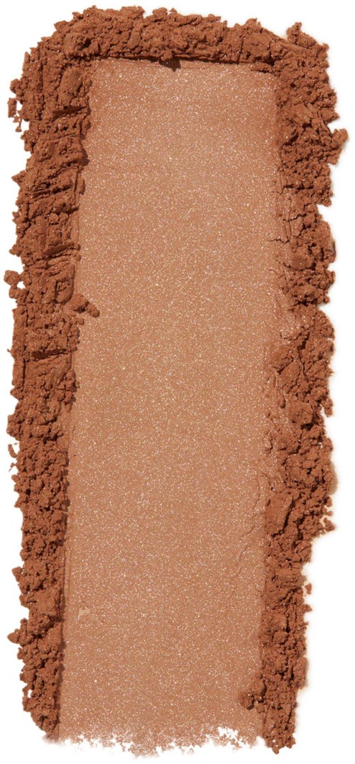 En rektangulär makeup-highlighter med en central skimrande, persiko-beige färg omgiven av smulad brunt puder.