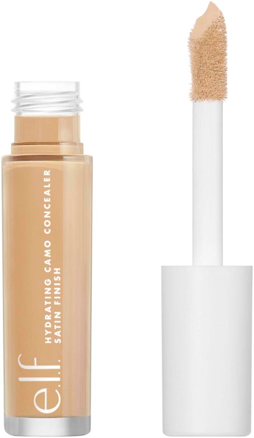 Nestesaippua, jossa on kabuki-sivellin ja merkki e.l.f. Hydrating Camo Concealer, beigensävyssä.