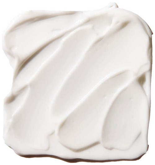 En kvadratisk bit mat täckt med krämig vit frosting eller glasyr.
