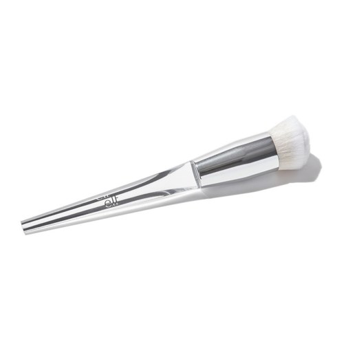 En liten sminkborste med vit mudd tip och en silverhandtag. Den används för att applicera makeup.