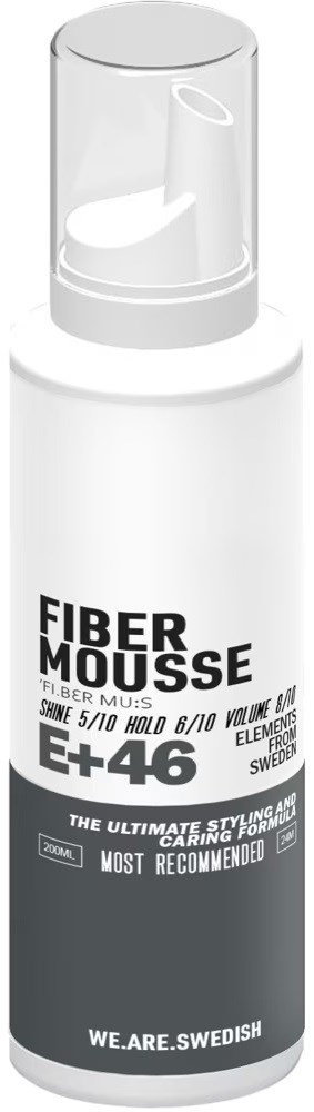 En hvit flaske merket 'FIBER MOUSSE' med gjennomsiktig lokk, inneholder stylingmousse.
