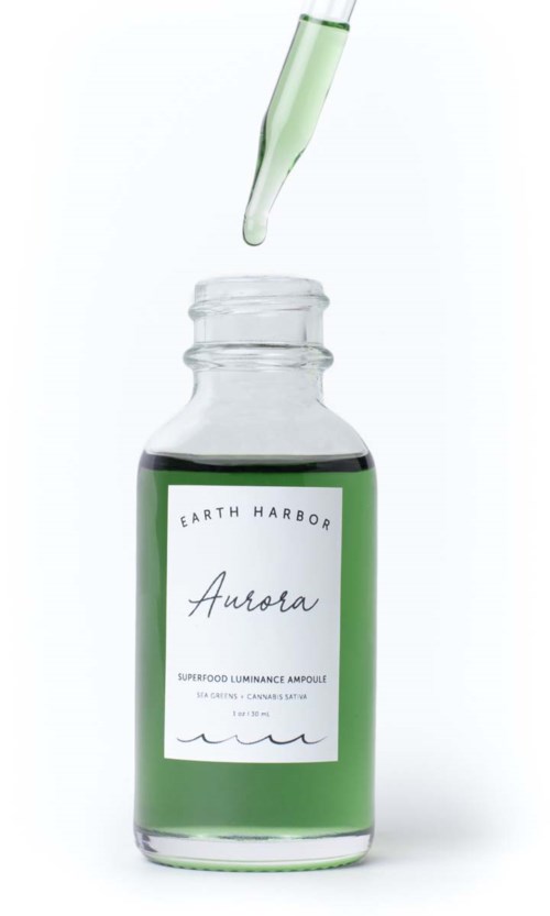 Een fles met pipet, bevat groene vloeistof, labeled Earth Harbor Aurora, een superfood-verlichtende ampul.