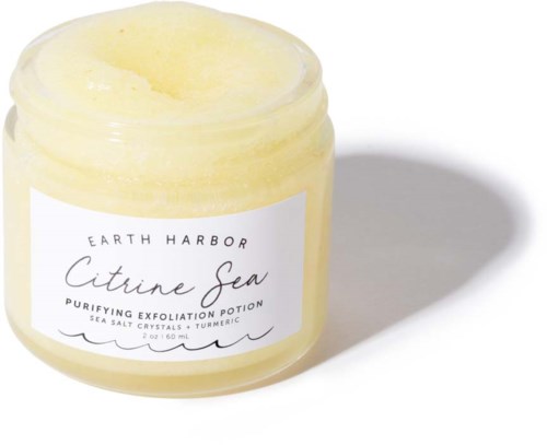 Kleine gele pot met een wit label dat 'Earth Harbor Citrine Sea Purifying Exfoliation Potion' zegt.
