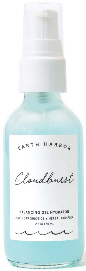 Een klein lichtblauw flesje met een witte spraydop. Het labelt 'Earth Harbor Cloudburst Balancing Gel Hydrator'.