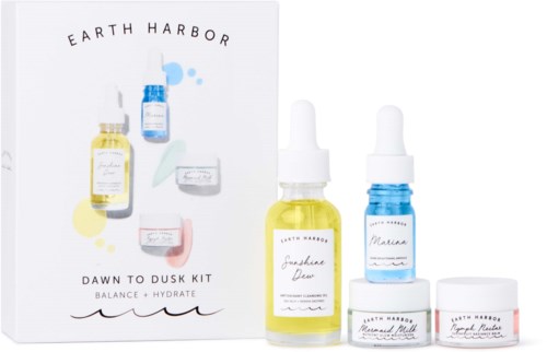 Hautpflegeprodukte und ein Faltblatt der Marke Earth Harbor, mit Fokus auf Hydratation und Balance.