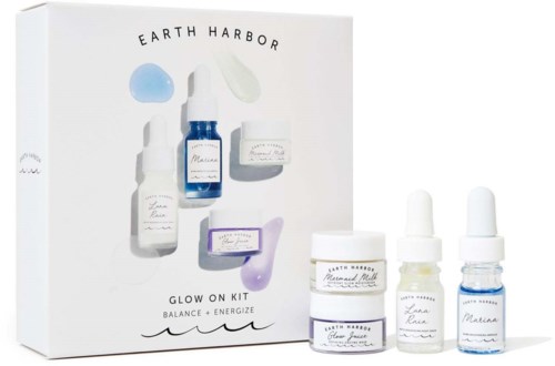 Hautpflege-Set mit Flaschen und Gläsern, gekennzeichnet für Hydratation und Energie, von Earth Harbor, genannt Glow On Kit.