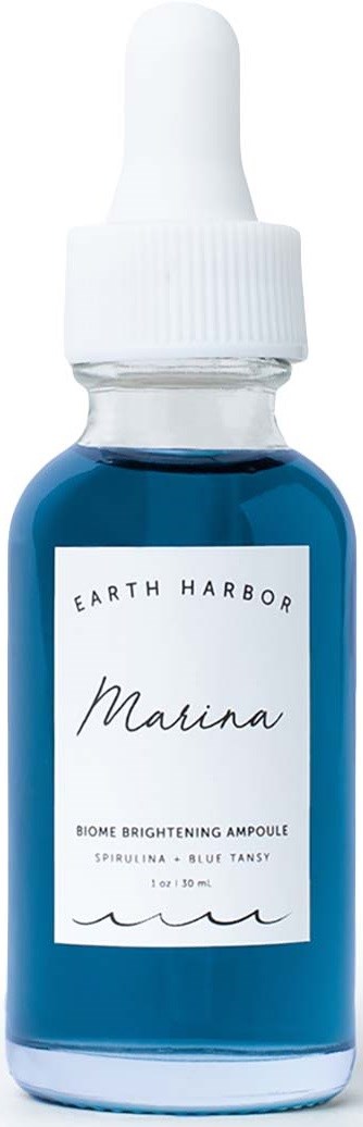 En liten glasflaska med vit pipettlocka, innehållande blå vätska, märkt 'Earth Harbor Marina' hudvårdsprodukt.