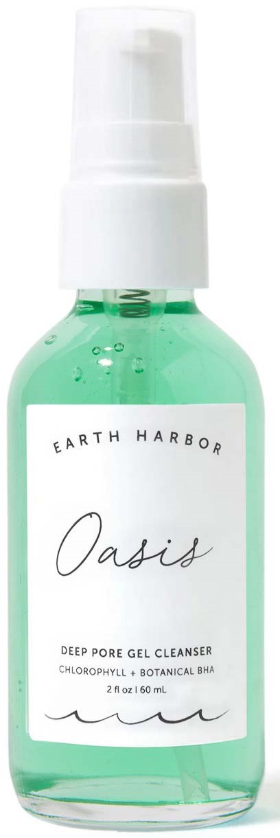 En liten grön flaska med vit pump märkt 'Earth Harbor Oasis Deep Pore Gel Cleanser' med växtbaserade ingredienser.