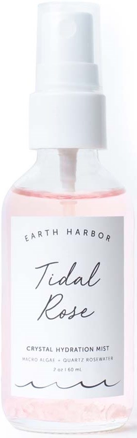 En liten genomskinlig flaska med vit spraykork, märkt 'Tidal Rose' av Earth Harbor, innehåller en rosa vätska.