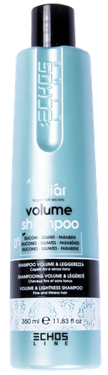 Lyseblå flaske med volumshampoo og svart lokk, inneholder 350 ml, tekst på flere språk.