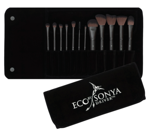 Ett set med makeupborstar i ett svart fodral med en logga som säger "ECO BY SONYA DRIVER".