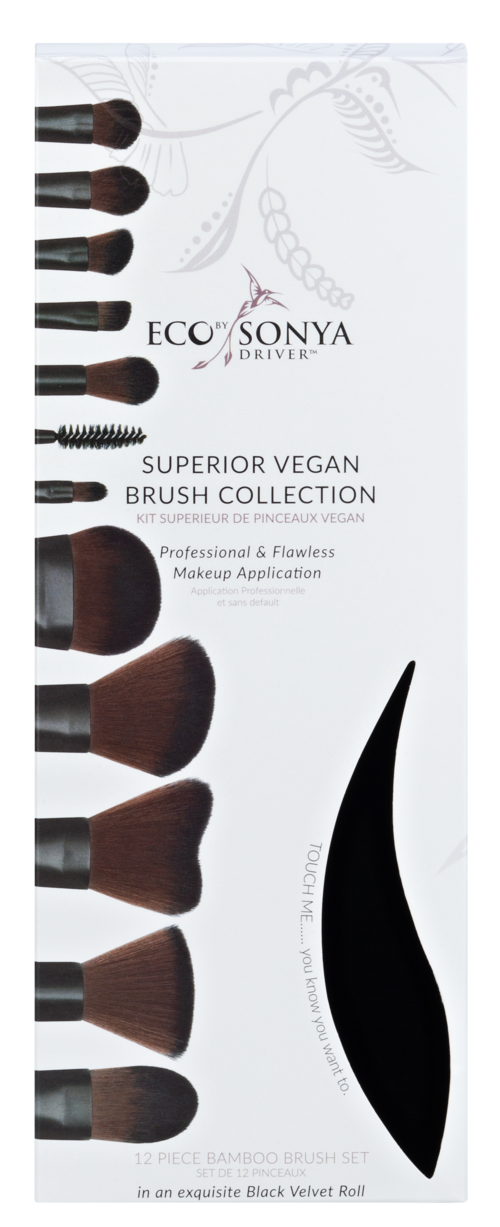 Ett set veganska makeupborstar i olika storlekar med svarta handtag och bruna borst, samt en svart sammetsskydd.
