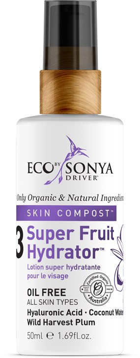 Flaska med hudlotion märkt som Super Fruit Hydrator, oljefri, med hyaluronsyra, kokosvatten och viltplockad plommon.