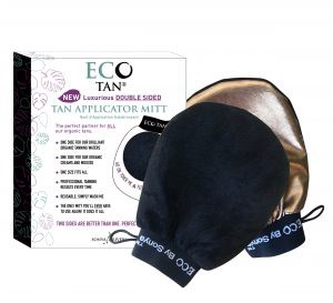 Eine Box und zwei schwarze herzförmige Pads mit blauen Rändern für Bräunen, gekennzeichnet mit ECO TAN.