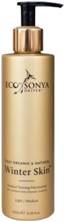 En guldfarvet flaske med sort pumpe mærket Eco Sonya Winter Skin, en fugtighedscreme til lys til medium hud.