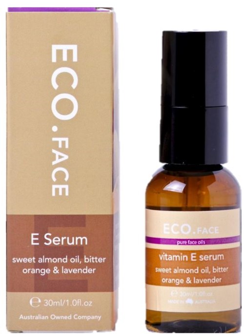 En liten brun flaske merket "ECO FACE" inneholder E-vitaminserum med mandelolje, appelsin og lavendel, ved siden av en eske.