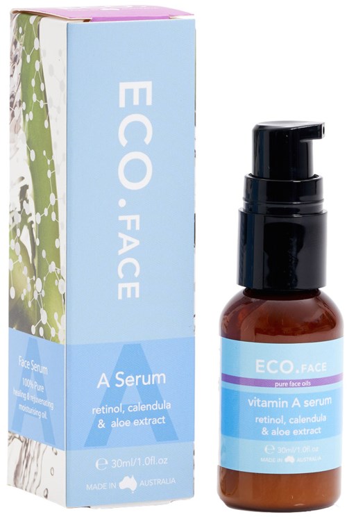 En liten brun flaske med svart pumpe ved siden av en fargerik eske, merket eco.FACE, som inneholder vitamin A-serum med planteekstrakter.