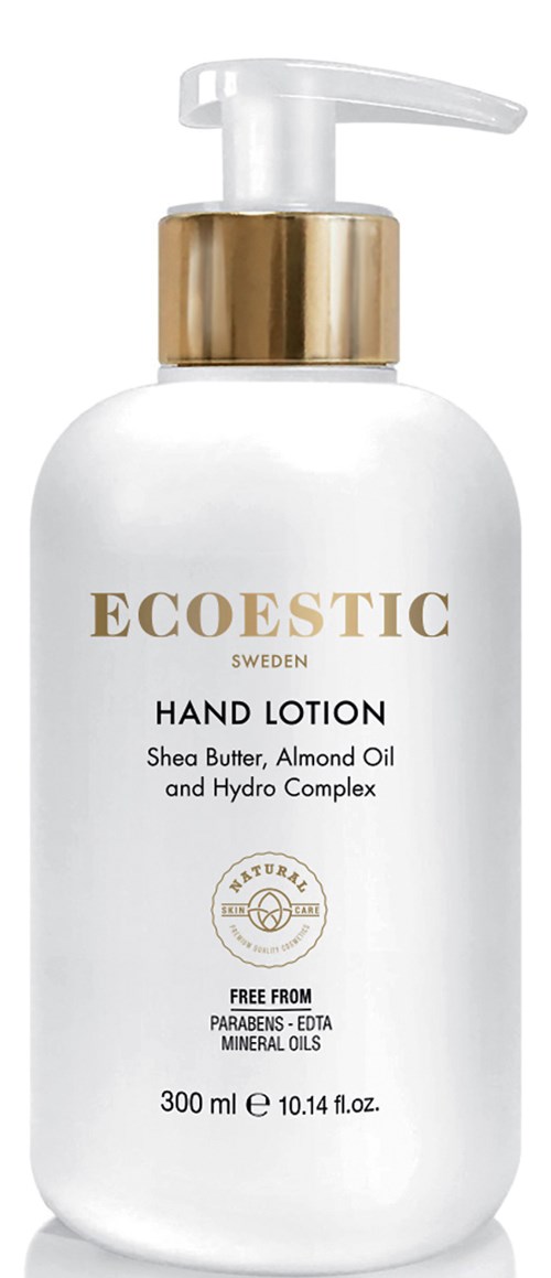 En vit handlotionflaska med guldtopps och pump, märkt Ecoestic Sweden, som innehåller sheasmör och mandelolja.