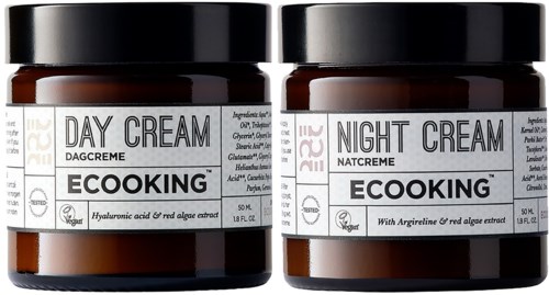 To krukker med hudpleiekremer merket for dag- og nattbruk, med ingredienser og merkedetaljer på etikettene.