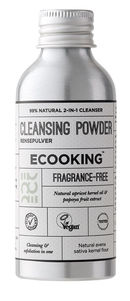 En liten grå flaske merket 'Cleansing Powder' med naturlige ingredienser, vegansk, uten parfyme, miljøvennlig.
