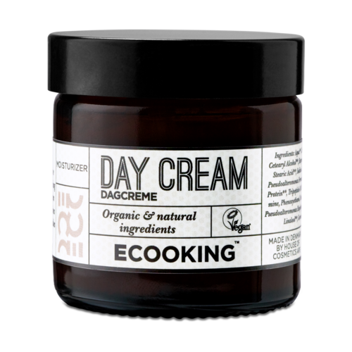 En lille brun glas med sort låg, mærket 'Day Cream' lavet af EcoKing, indeholder økologiske ingredienser.