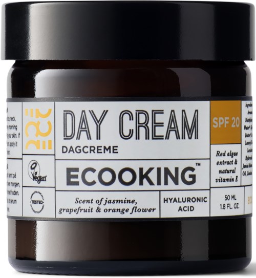 En krukke merket EcoKing Day Cream med SPF 20, jasmin, drue, appelsin duft, og hyaluronsyre. Svart lokk.