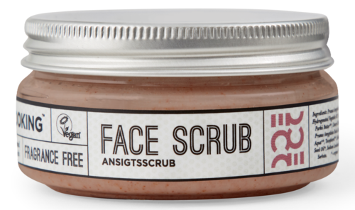 En burk märkt 'Face Scrub' med ett silverlock, innehåller ett brunt exfolierande kräm för huden. Viss text och ikoner finns på etiketten.