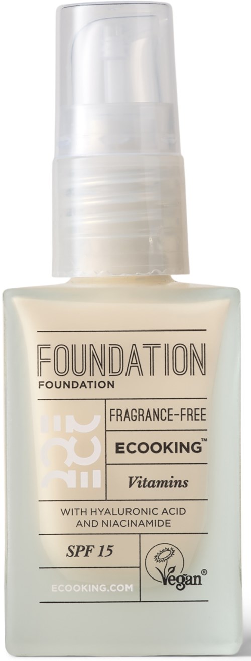 En flaske foundation med SPF 15, parfumefri, indeholder vitaminer, hyaluronsyre og niacinamide, er vegan.