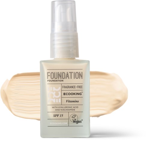 Flaske mærket 'Foundation Ecoicing', duftfri med SPF 15, indeholder vitaminer, hyaluronsyre og niacinamide.